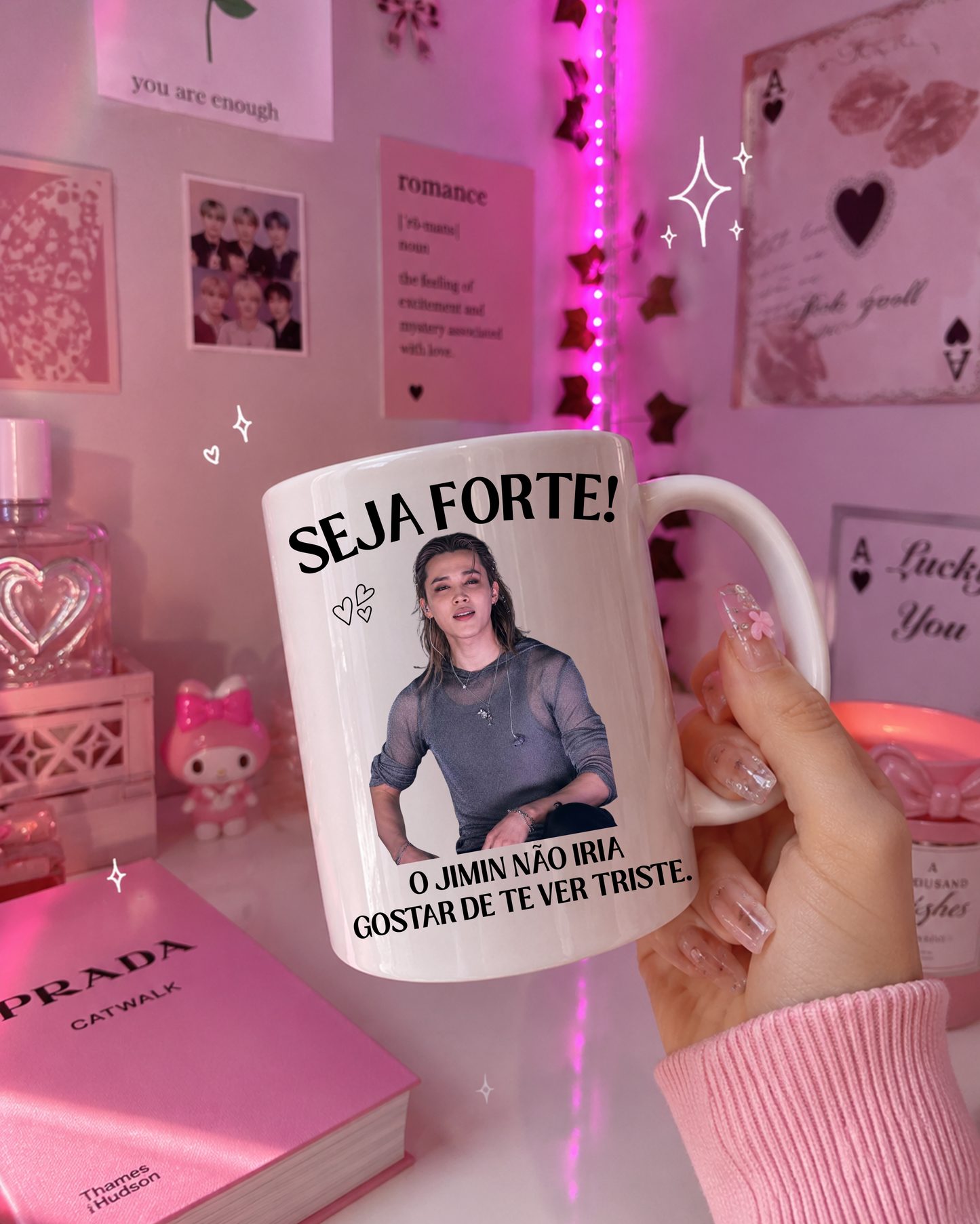 Caneca Motivacional K-Pop "Seja Forte" | Presente para Fãs