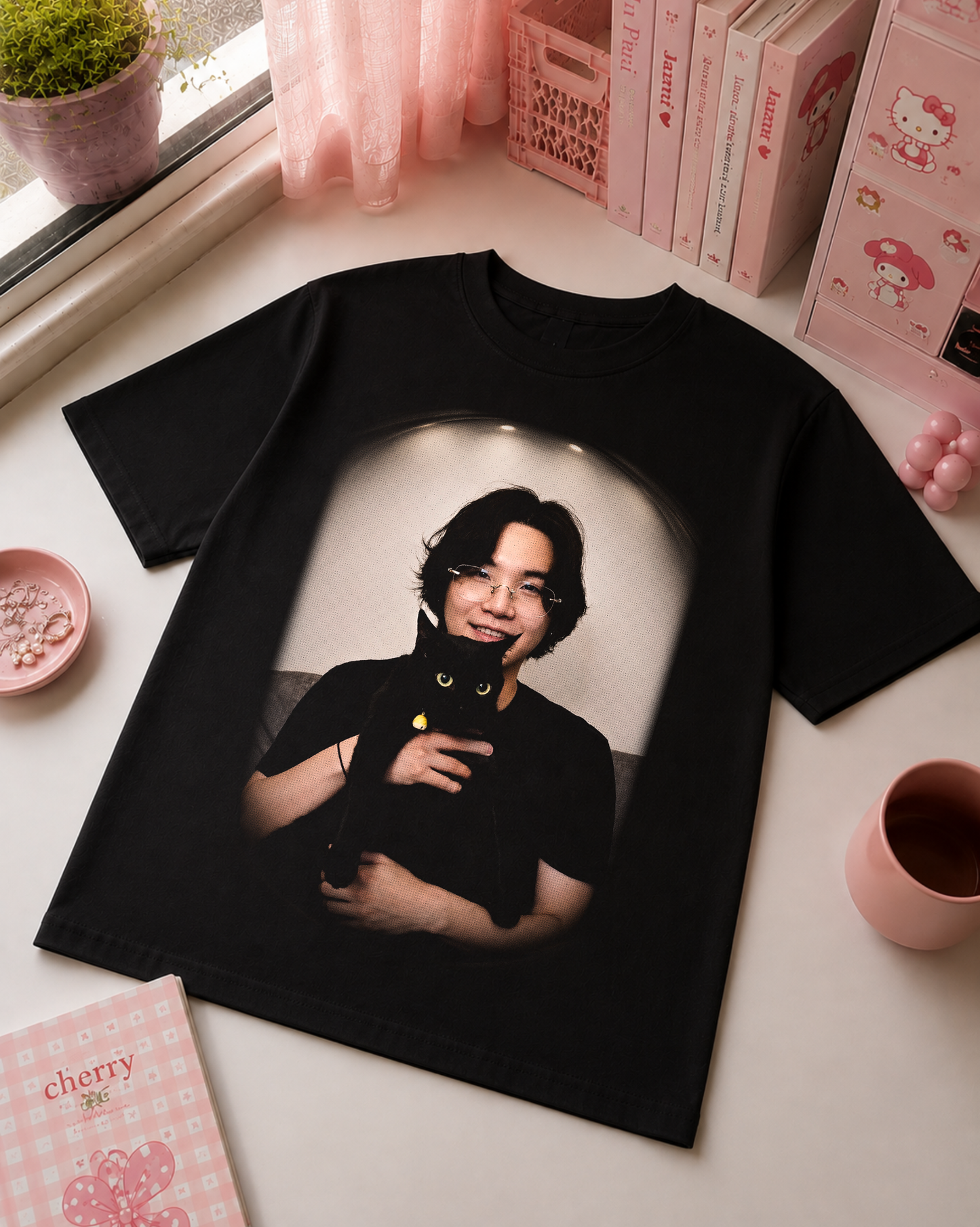 T-Shirt K-Pop Preta com Idol e Gato Preto