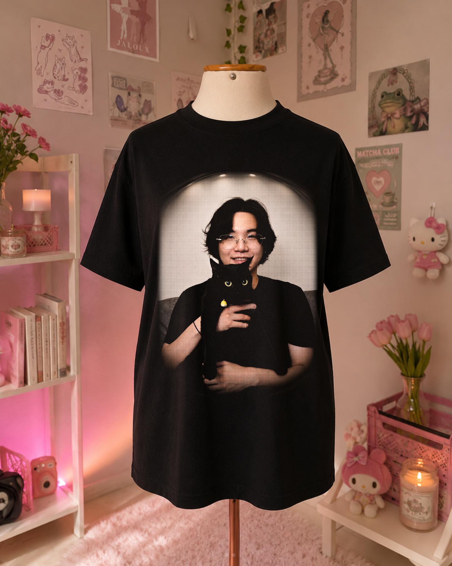 T-Shirt K-Pop Preta com Idol e Gato Preto