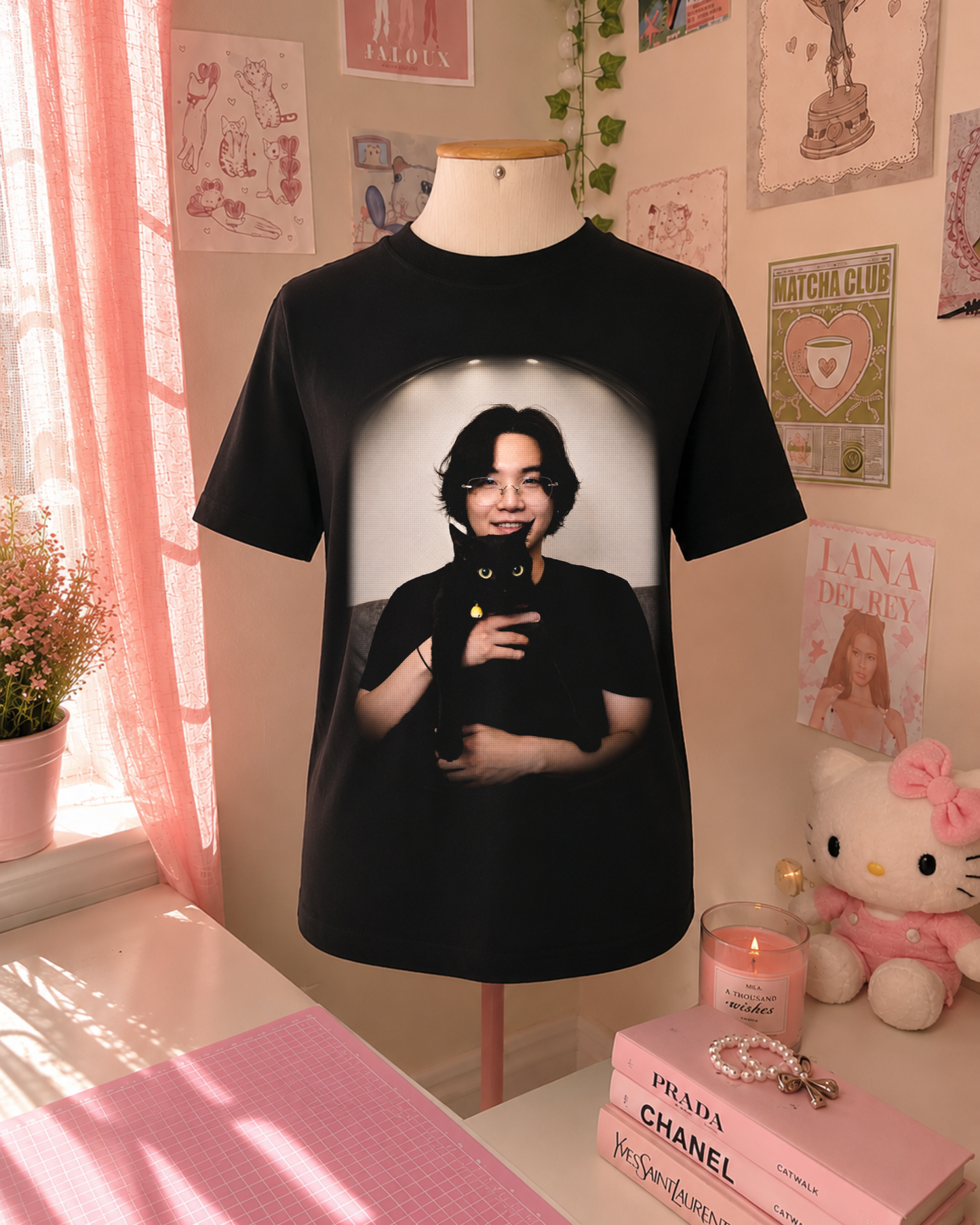 T-Shirt K-Pop Preta com Idol e Gato Preto