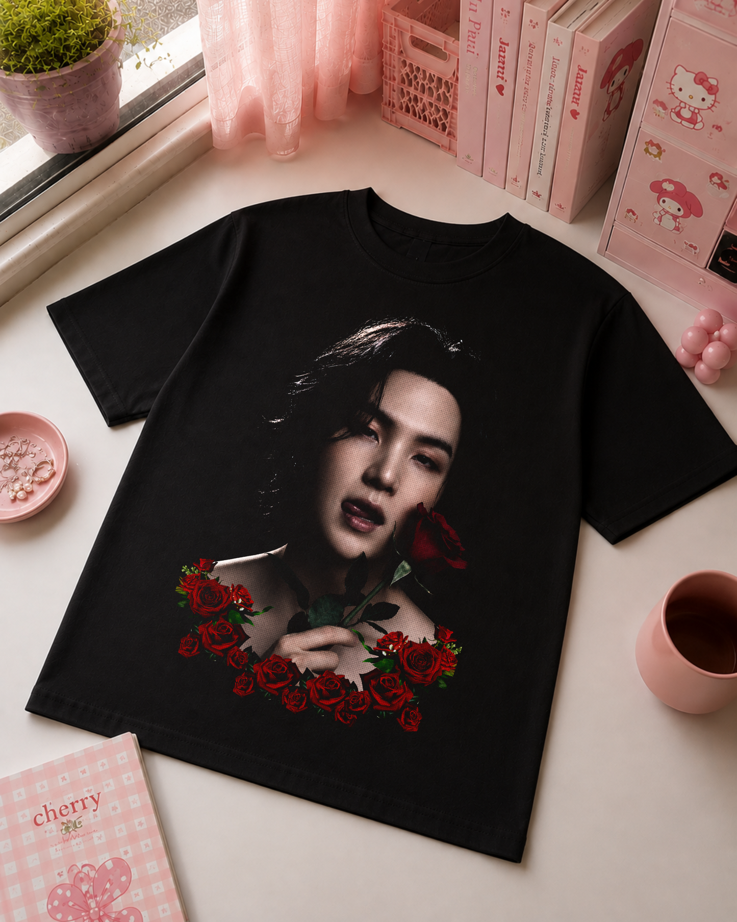 T-Shirt K-Pop Preta com Retrato e Rosas Vermelhas