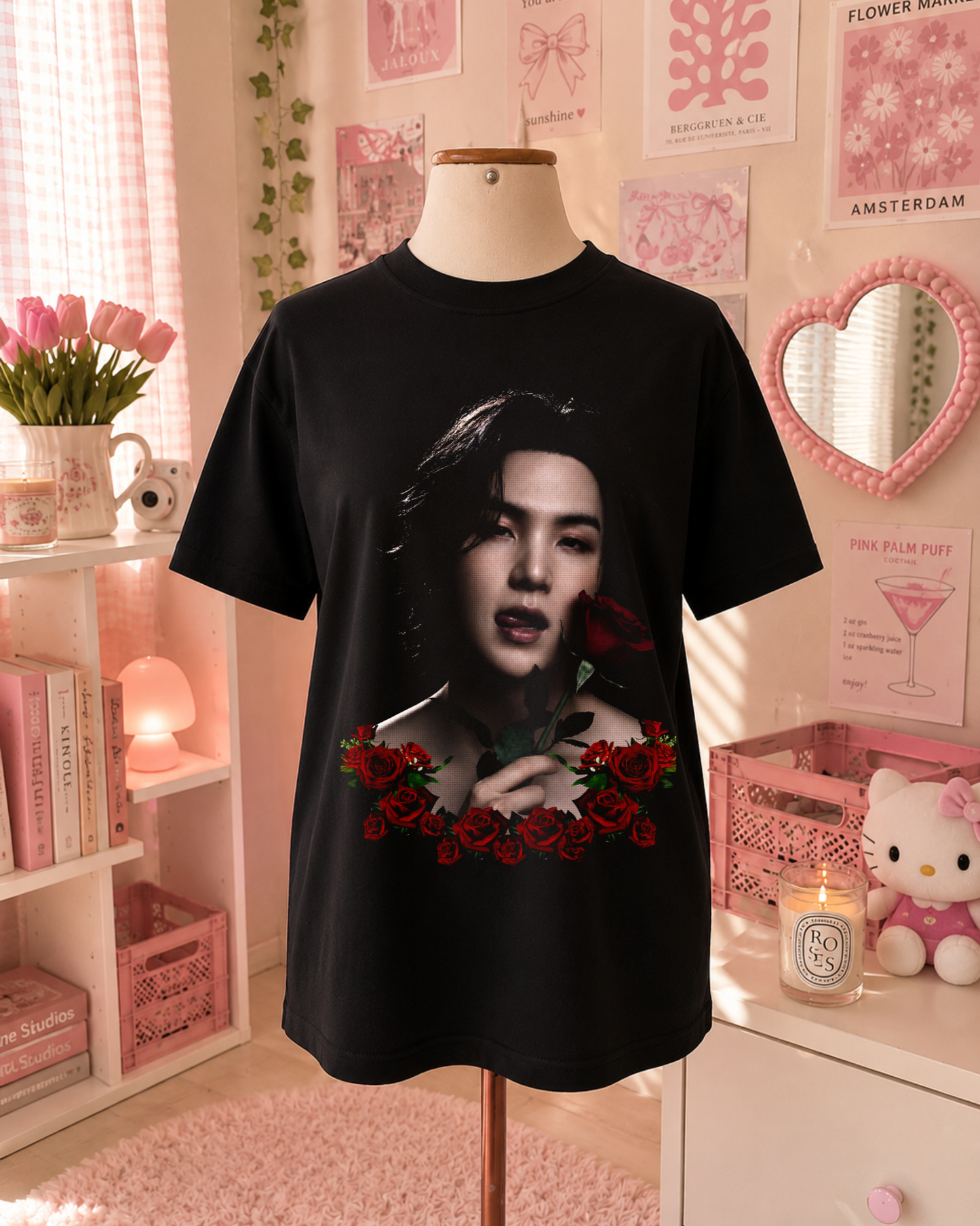 T-Shirt K-Pop Preta com Retrato e Rosas Vermelhas