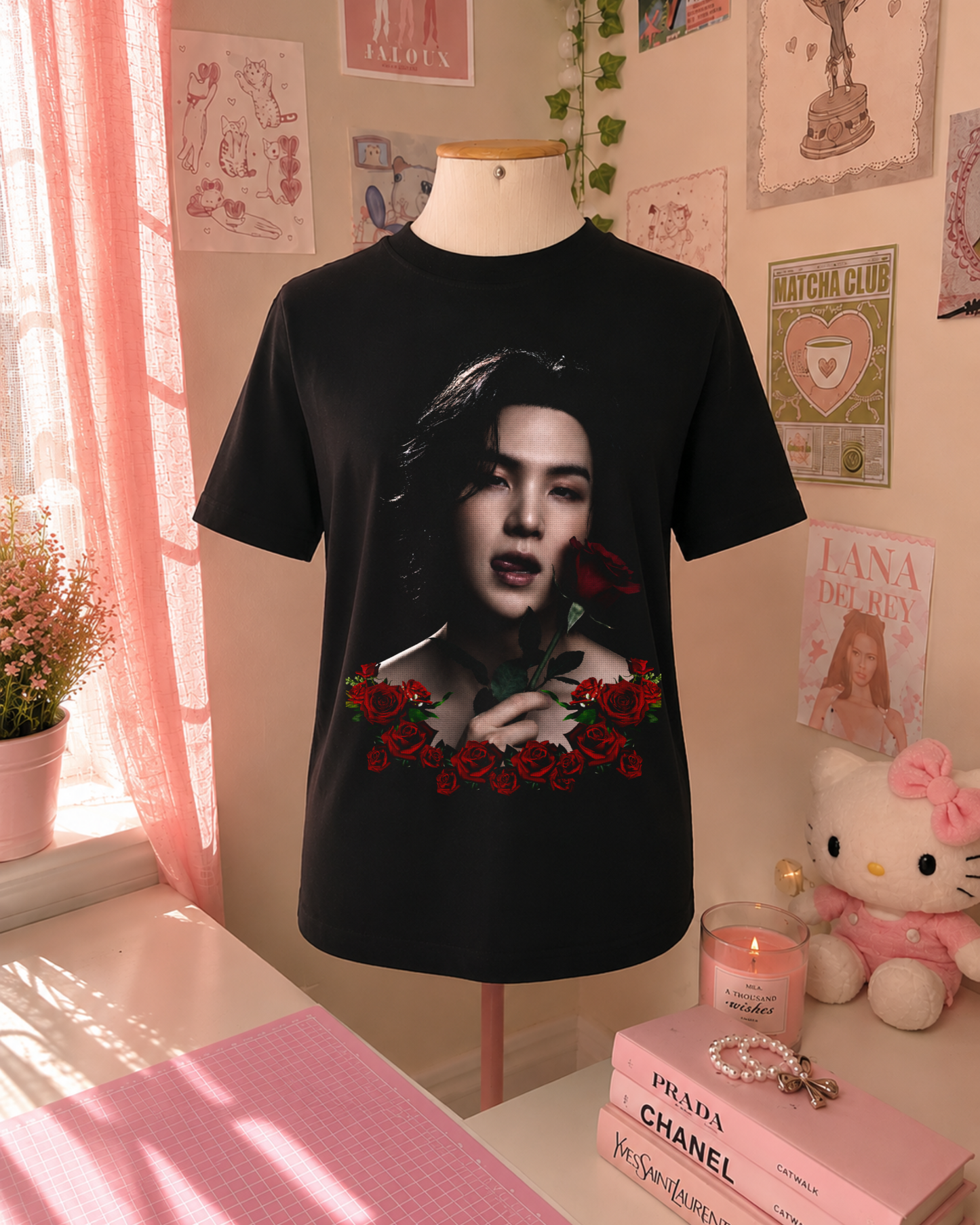 T-Shirt K-Pop Preta com Retrato e Rosas Vermelhas