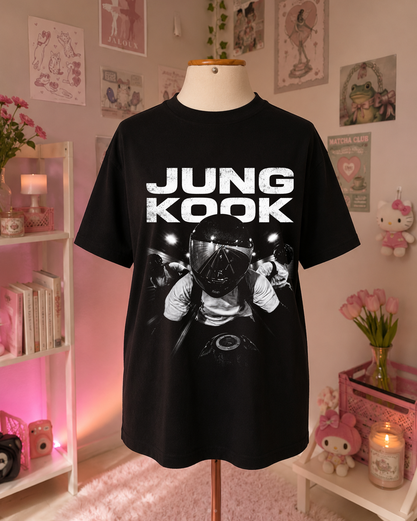 T-Shirt K-Pop Preta com Design Urbano a Preto e Branco