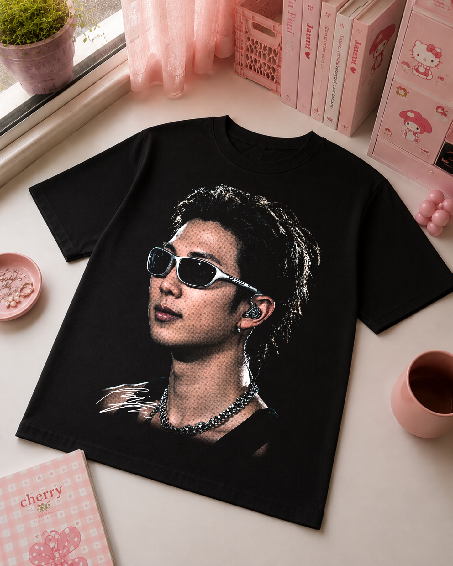 T-Shirt K-Pop Preta com Retrato e Óculos Streetwear