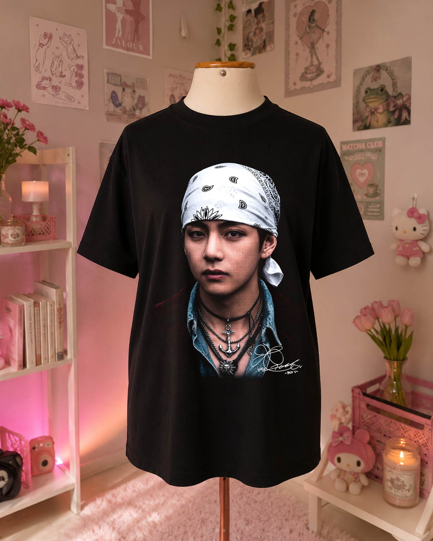 T-Shirt K-Pop Preta com Design Bandana e Estilo Streetwear