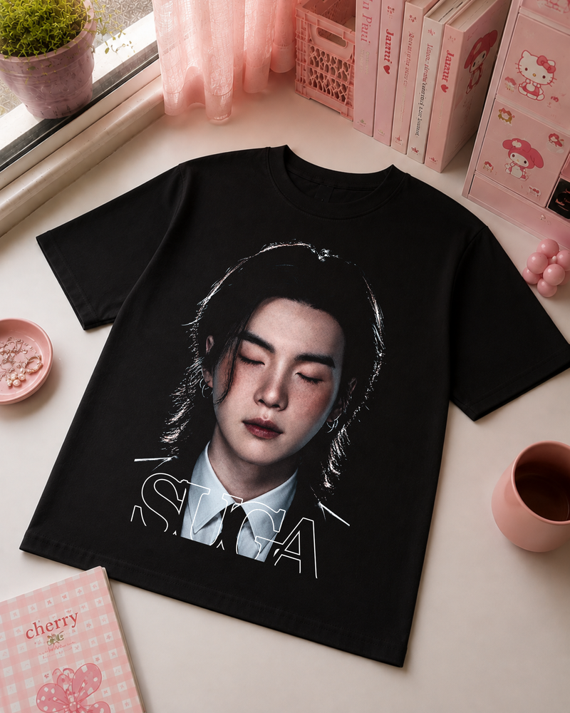 T-Shirt K-Pop Preta com Retrato e Design Elegante
