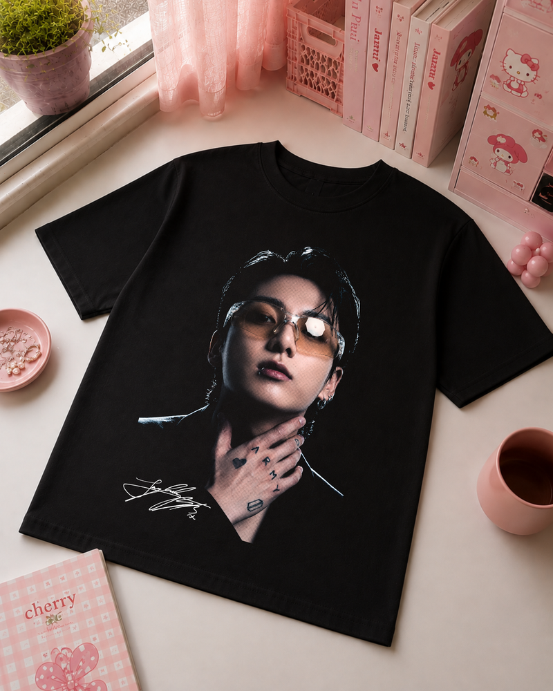 T-Shirt K-Pop Preta com Retrato e Óculos