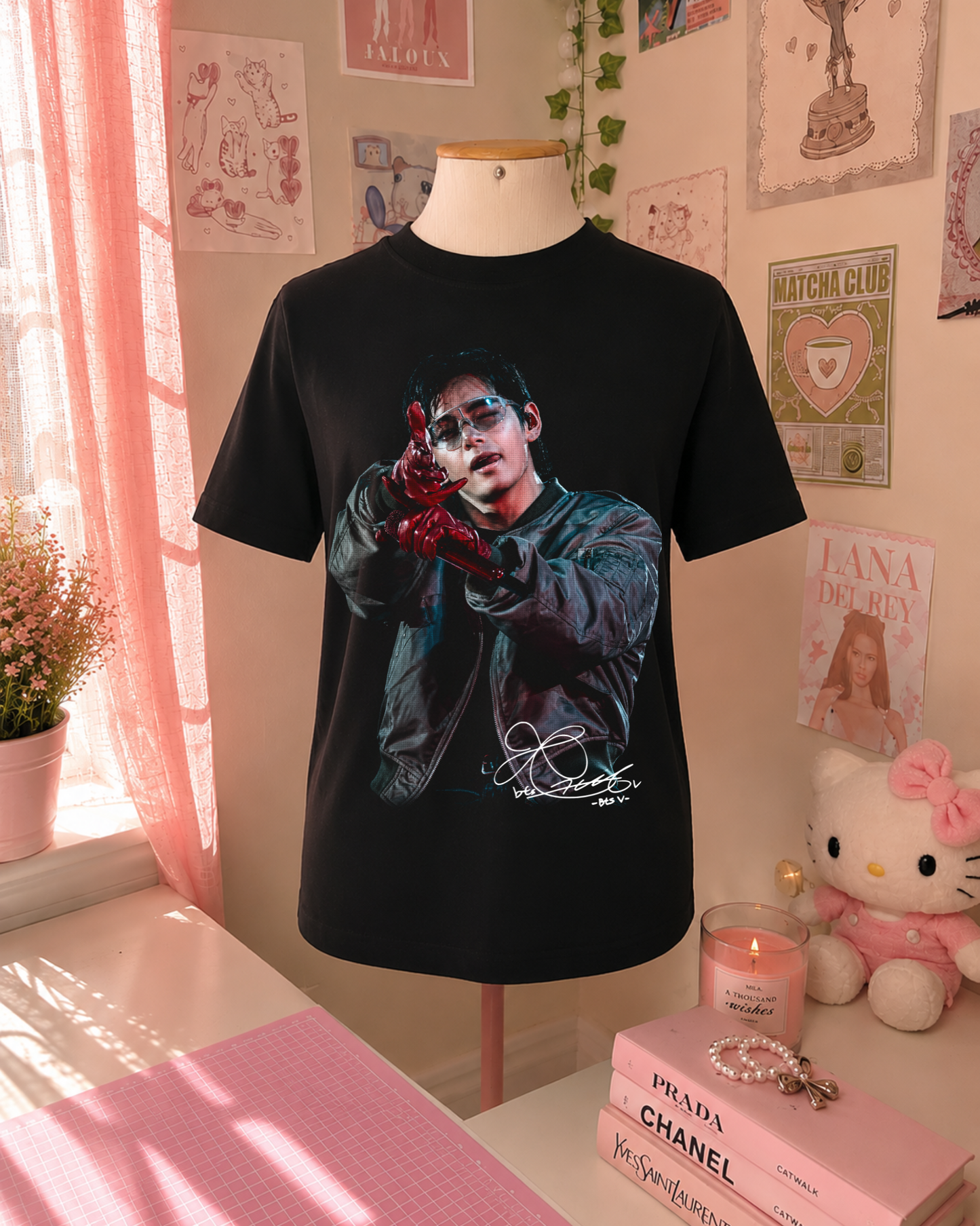 T-Shirt K-Pop Preta com Retrato Vermelha
