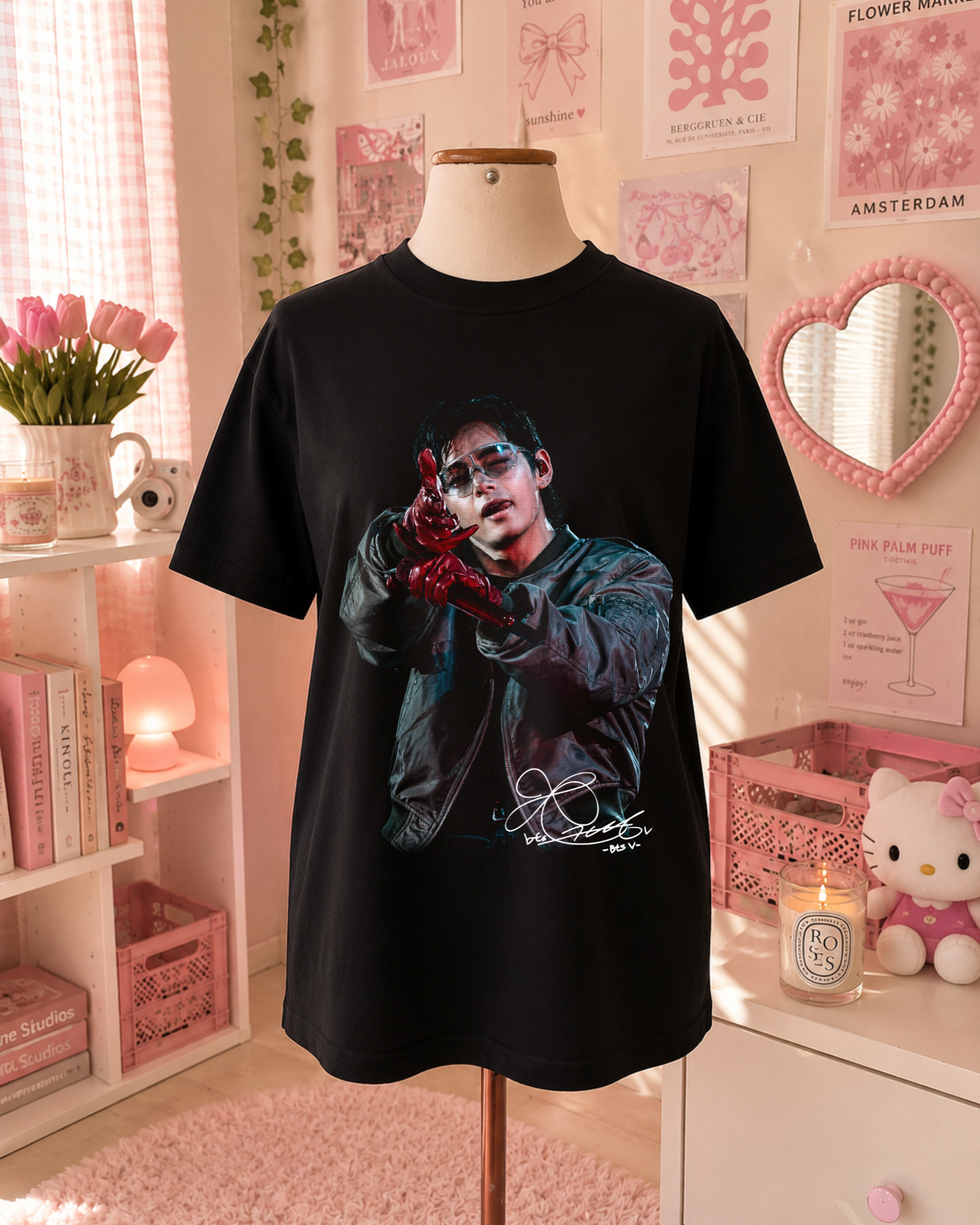 T-Shirt K-Pop Preta com Retrato Vermelha