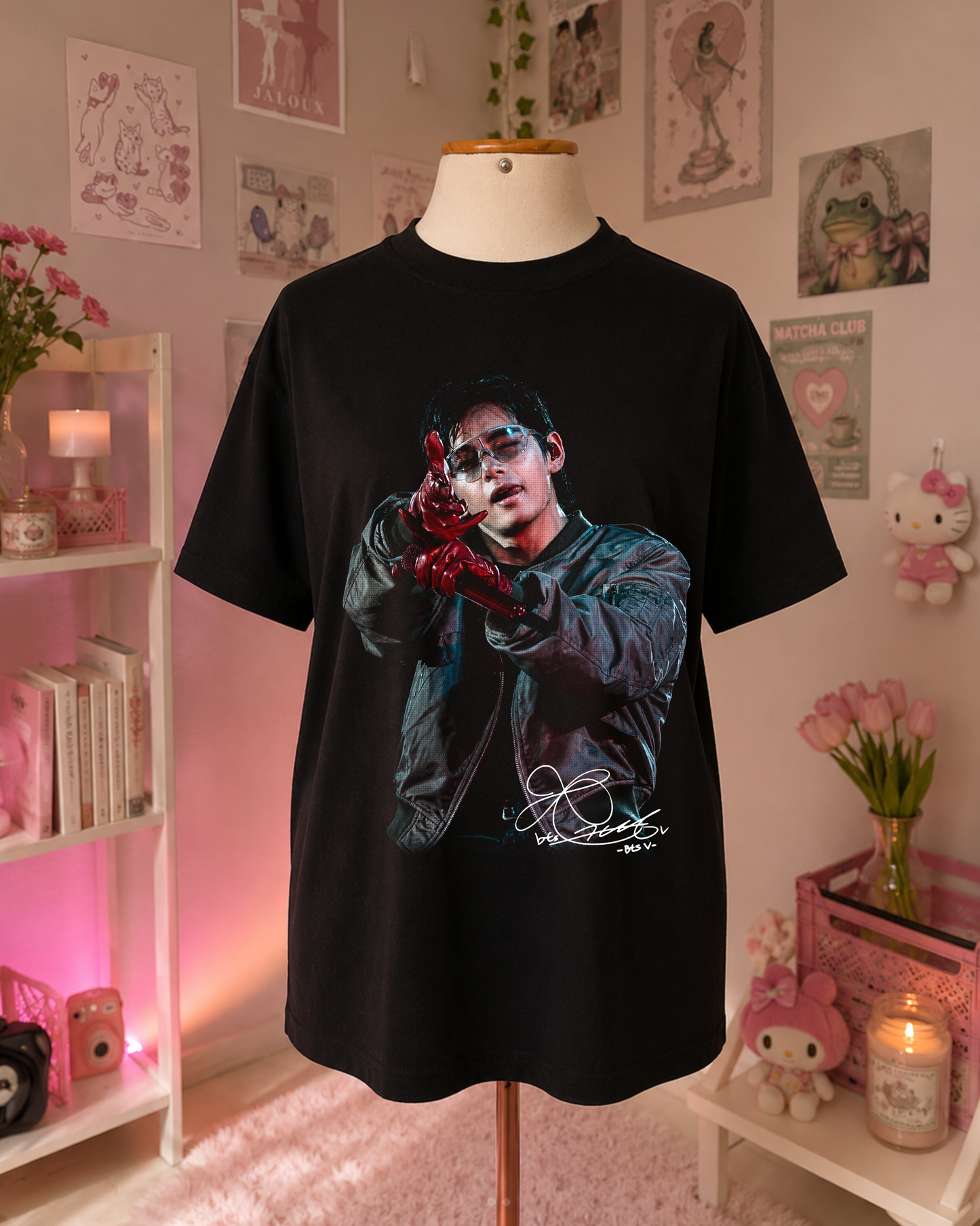 T-Shirt K-Pop Preta com Retrato Vermelha