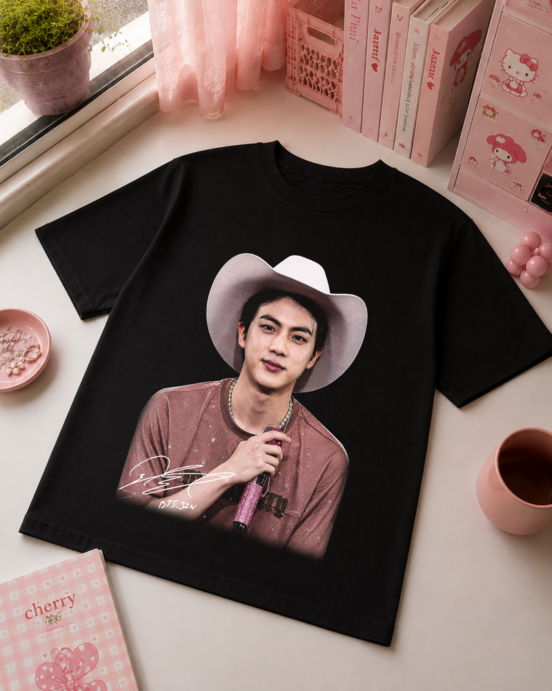 T-Shirt K-Pop Cowboy Preta com Retrato e Microfone