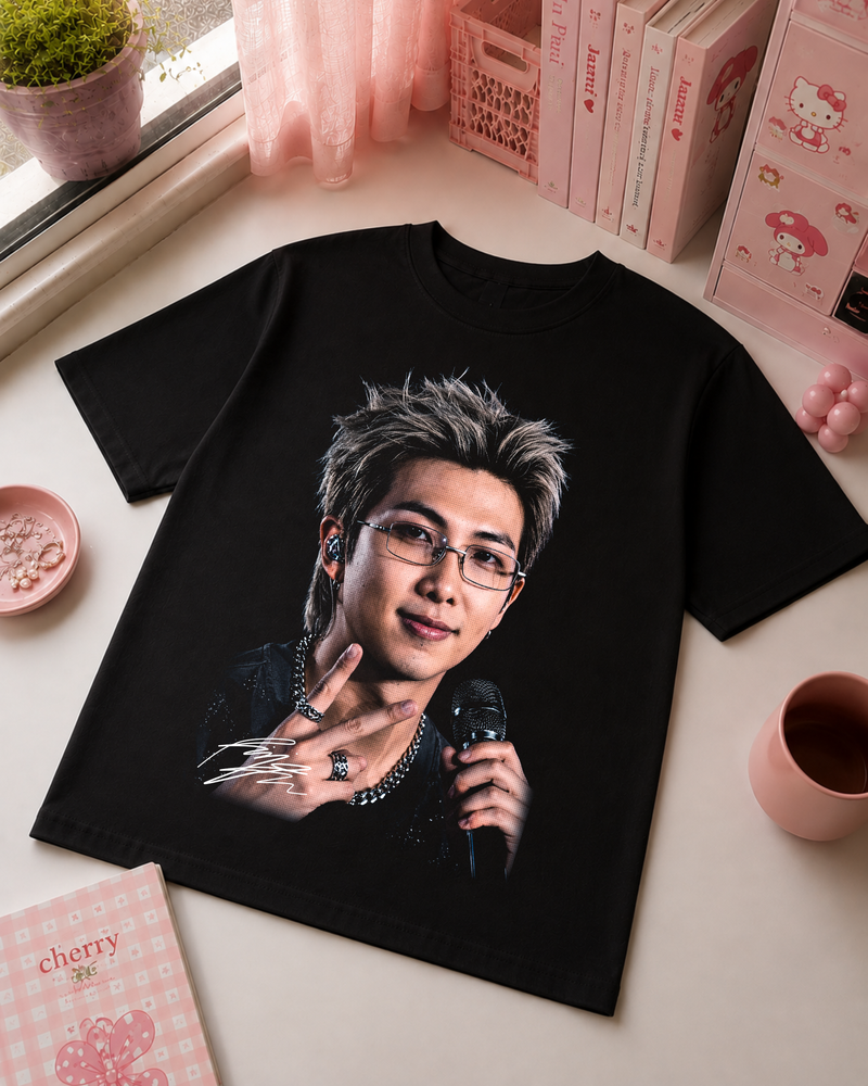 T-Shirt K-Pop Preta com Retrato, Óculos e Microfone