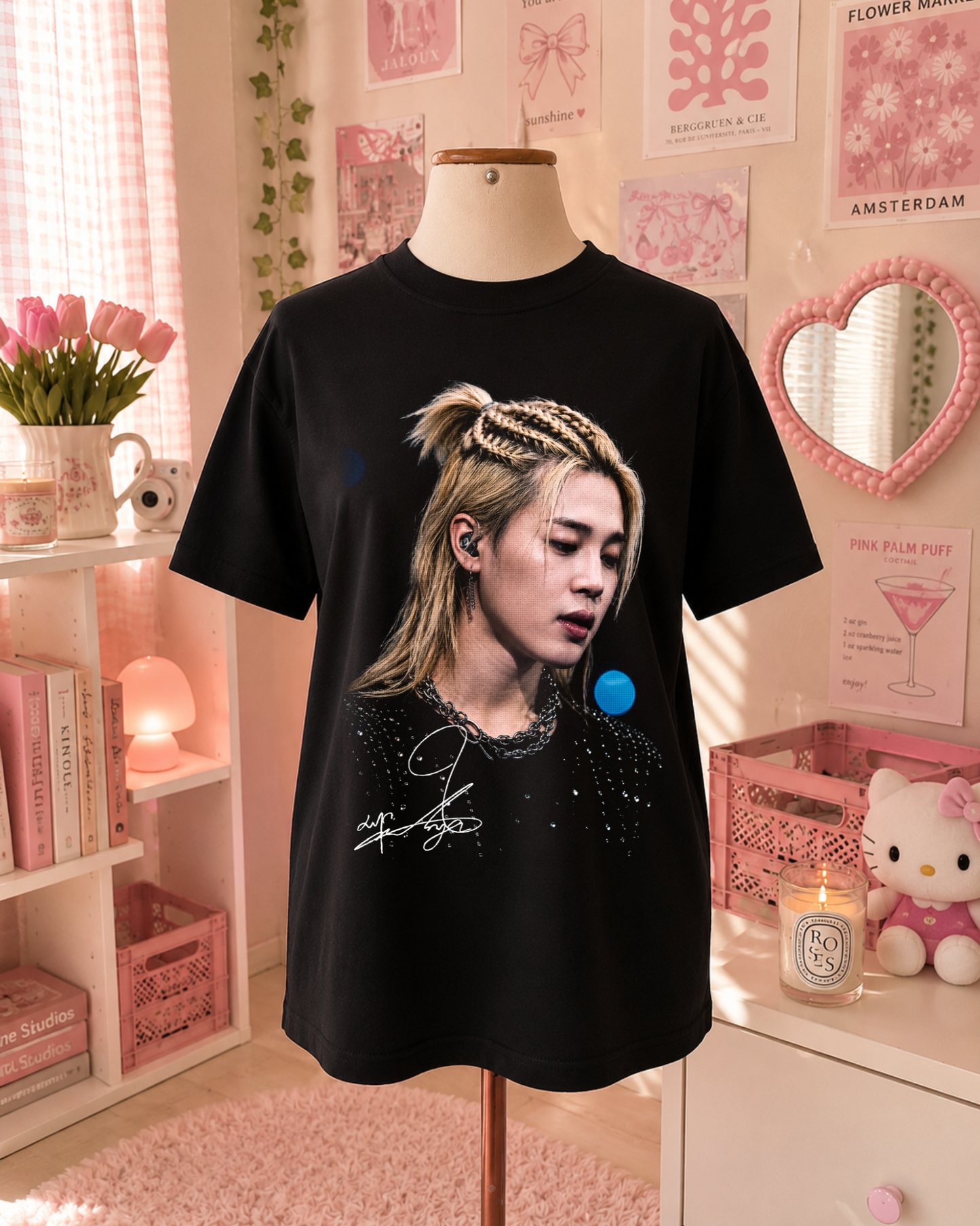 T-Shirt K-Pop Preta com Retrato Loiro e Tranças