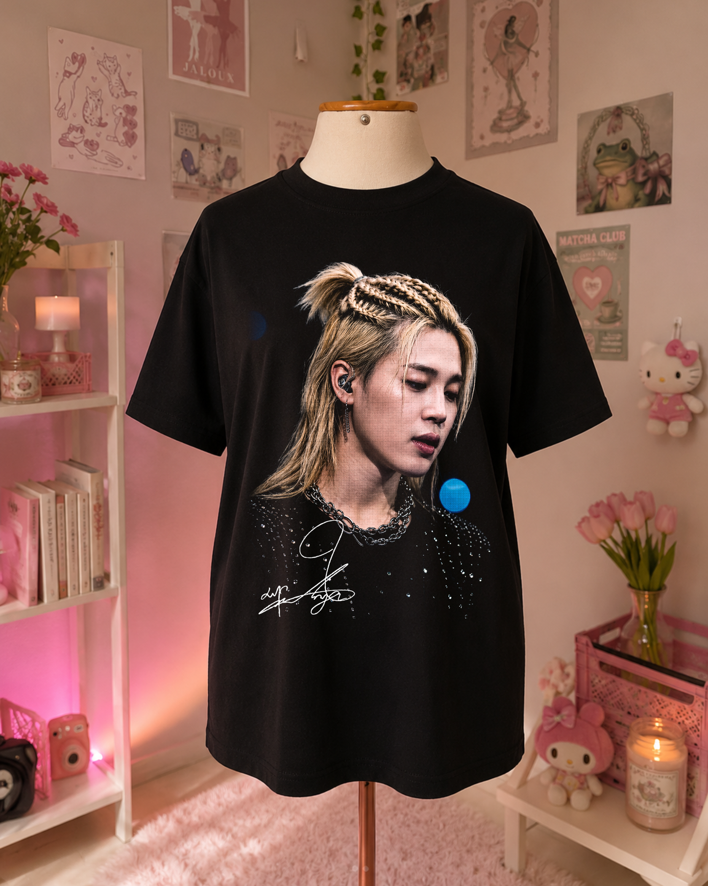 T-Shirt K-Pop Preta com Retrato Loiro e Tranças