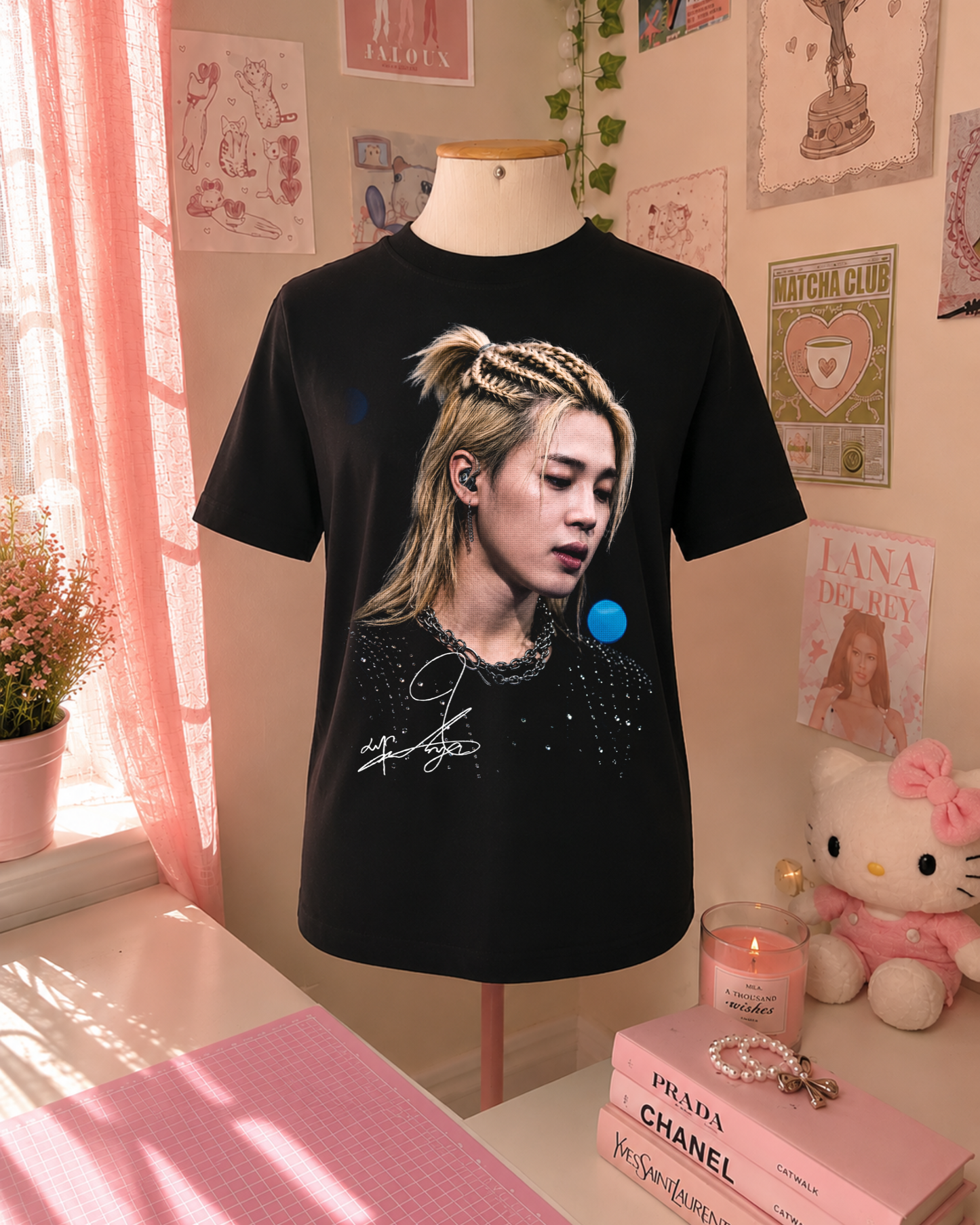 T-Shirt K-Pop Preta com Retrato Loiro e Tranças