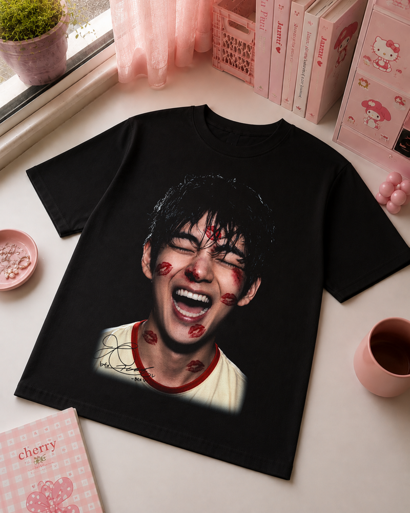 K-Pop Idol T-Shirt Preta Kiss Vermelhos