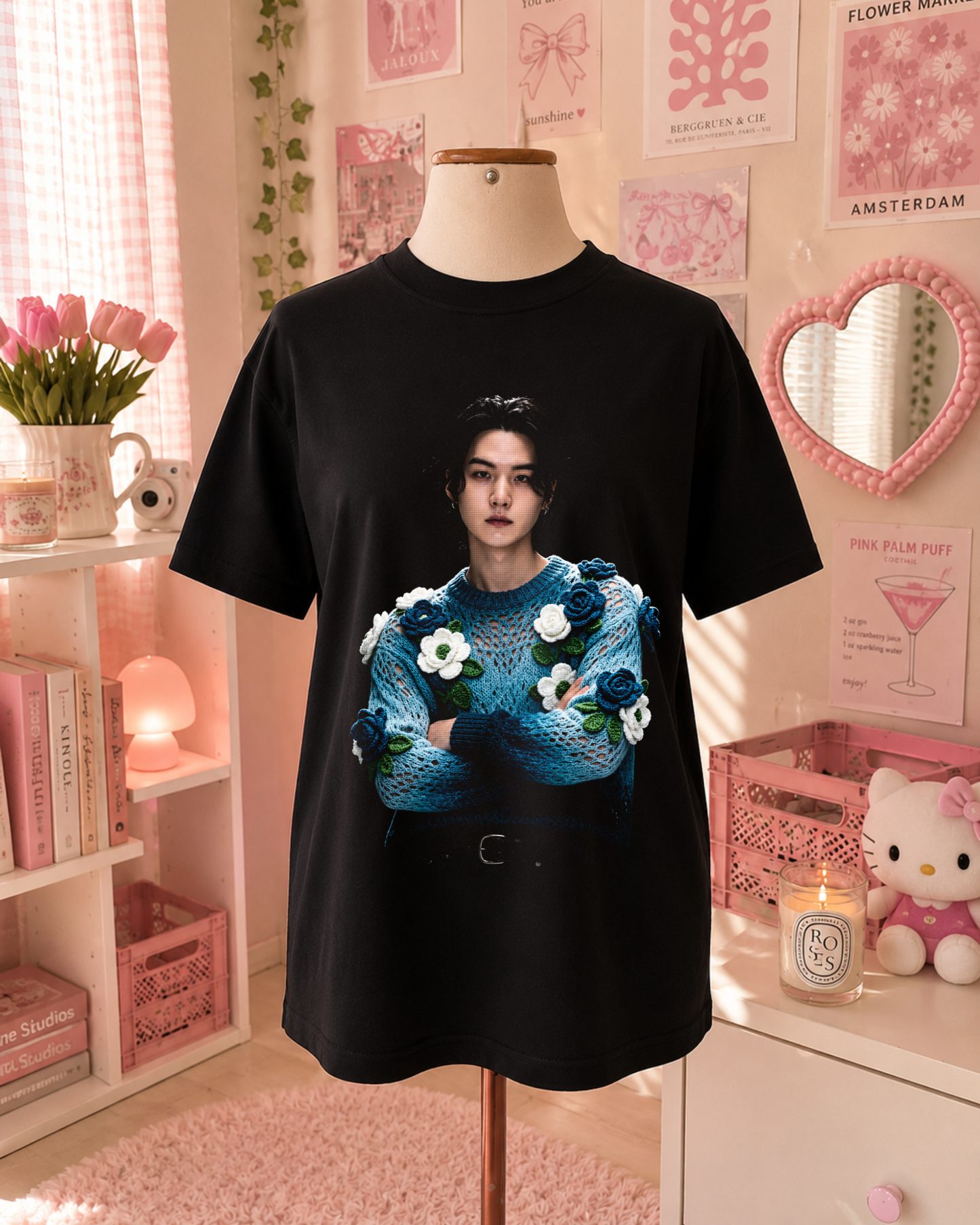 T-Shirt Preta K-Pop com Idol e Flores em Azul