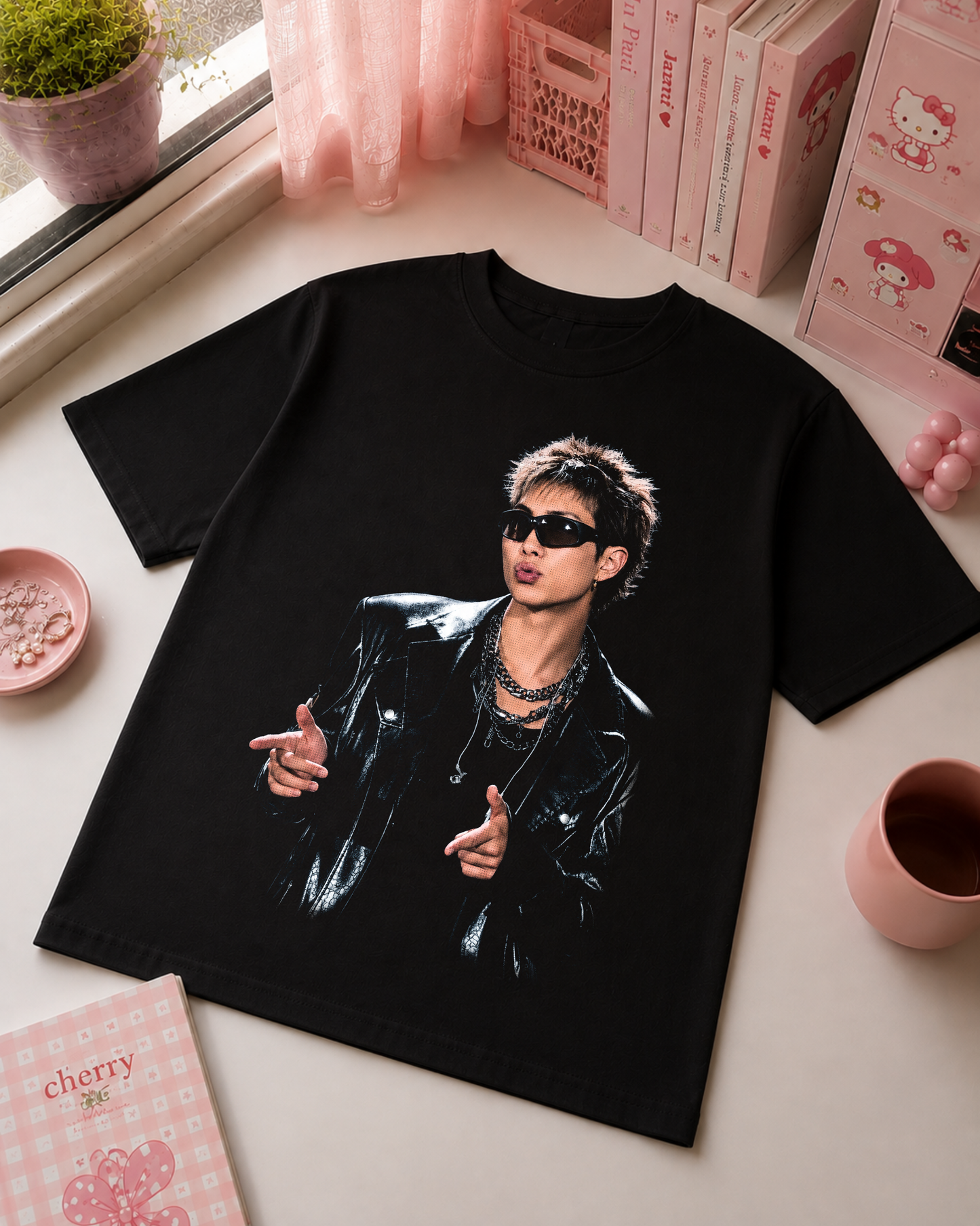 T-Shirt Preta K-Pop com Idol de Óculos e Casaco