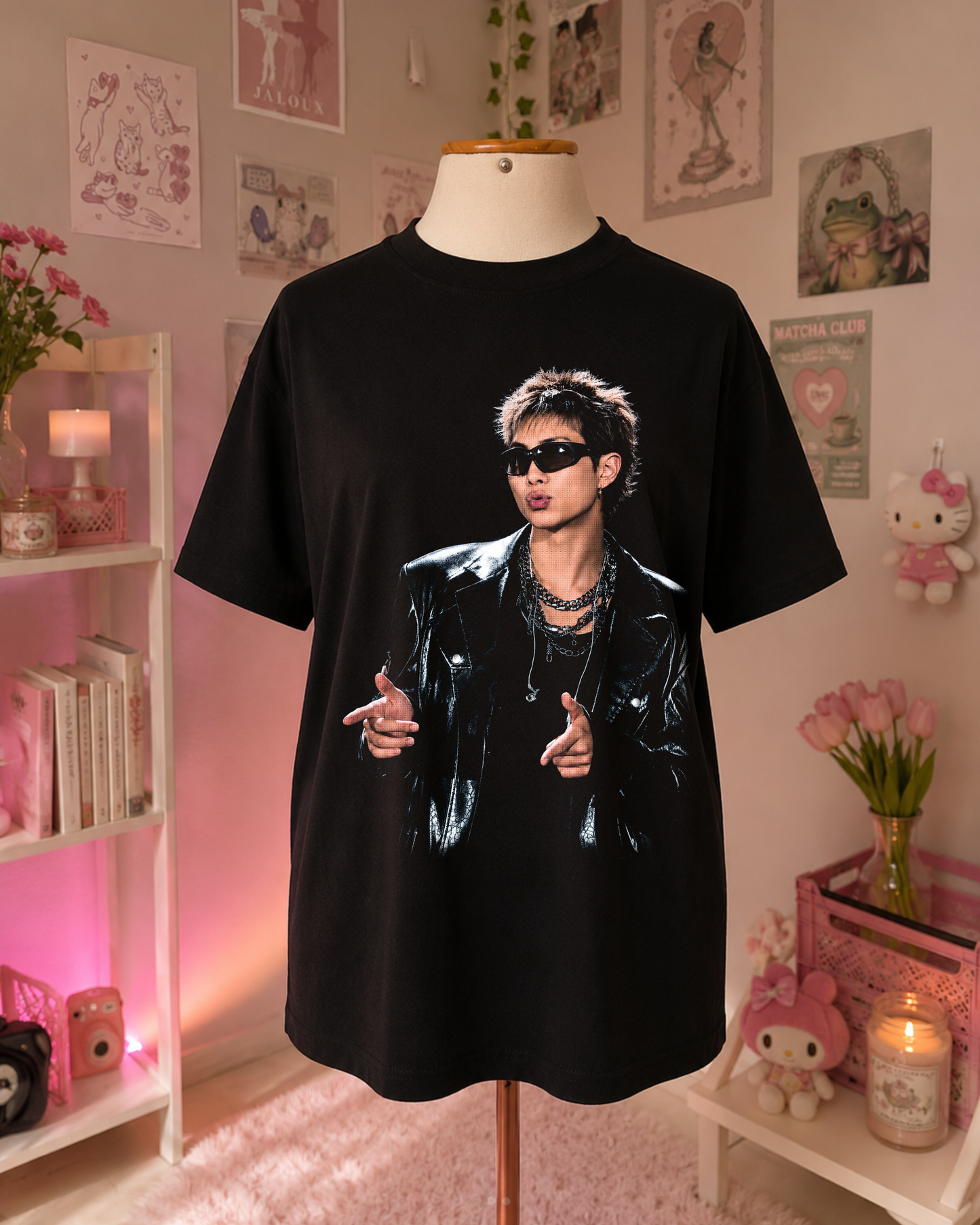 T-Shirt Preta K-Pop com Idol de Óculos e Casaco