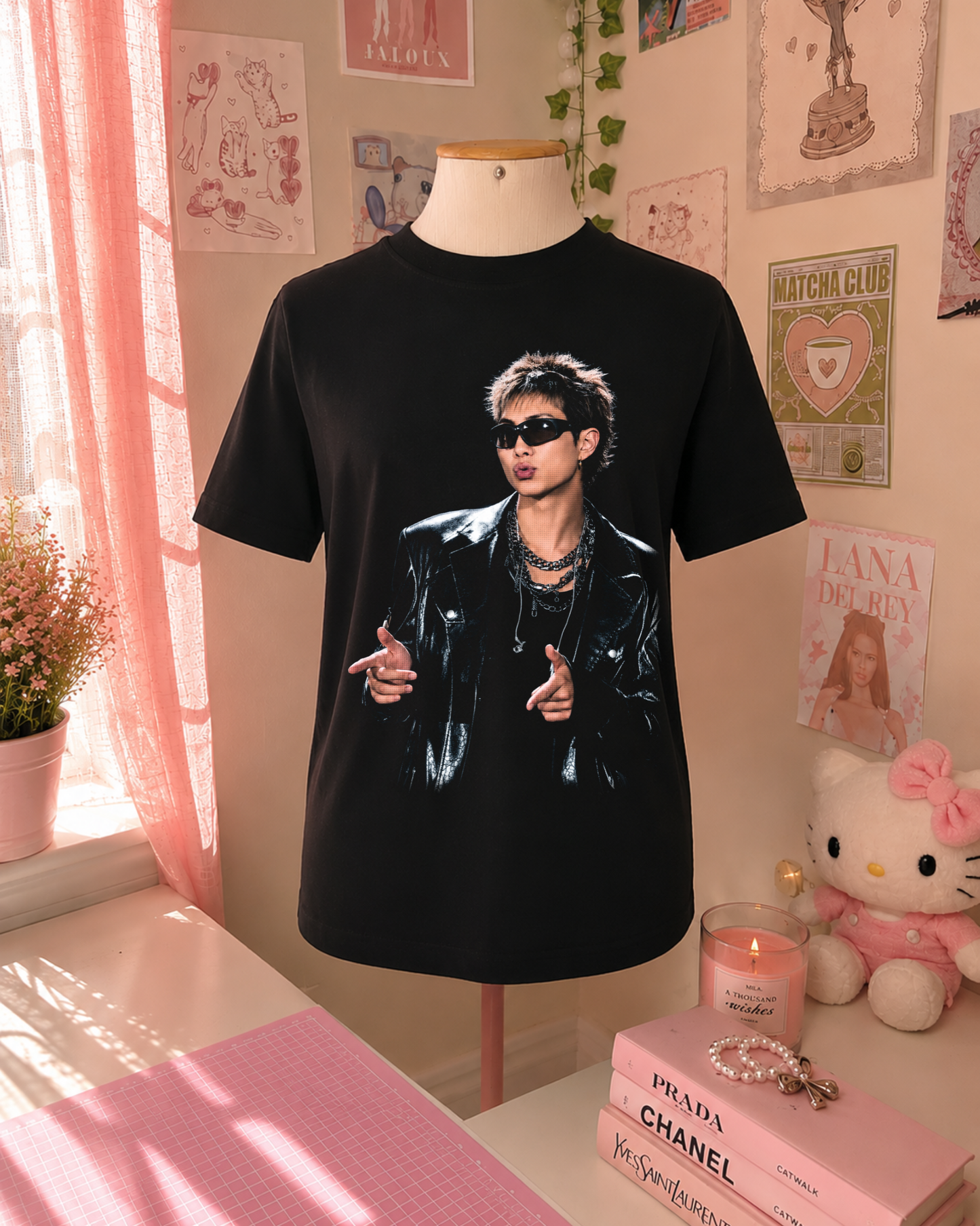 T-Shirt Preta K-Pop com Idol de Óculos e Casaco