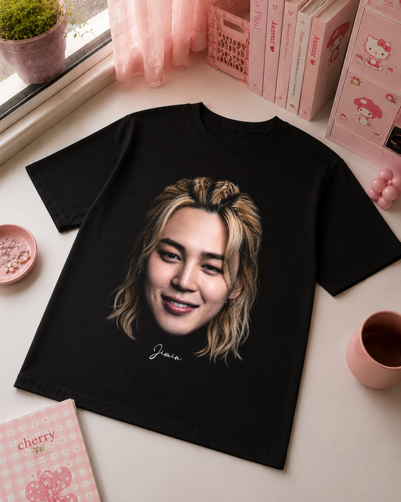 T-Shirt Preta K-Pop com Retrato de Idol e Design Minimalista