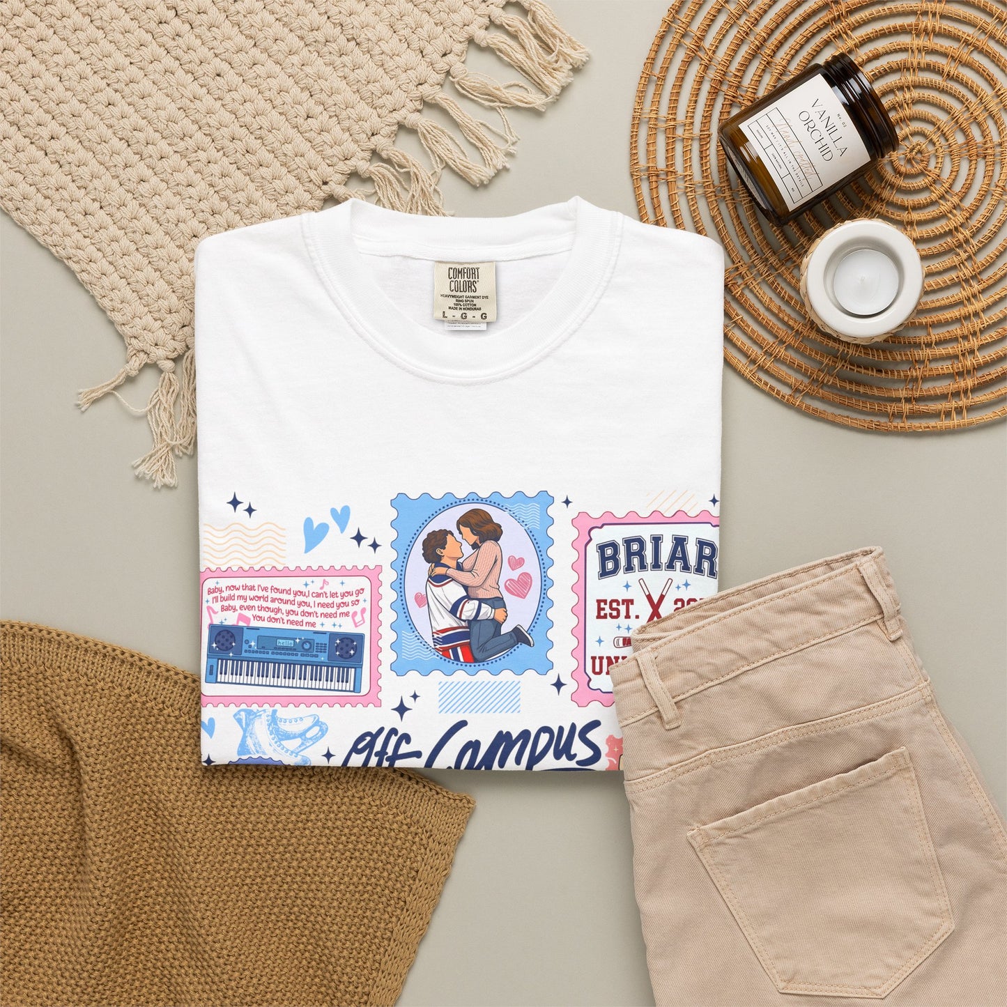 T-Shirt College Romance com Design Vintage de Selos | Unissexo