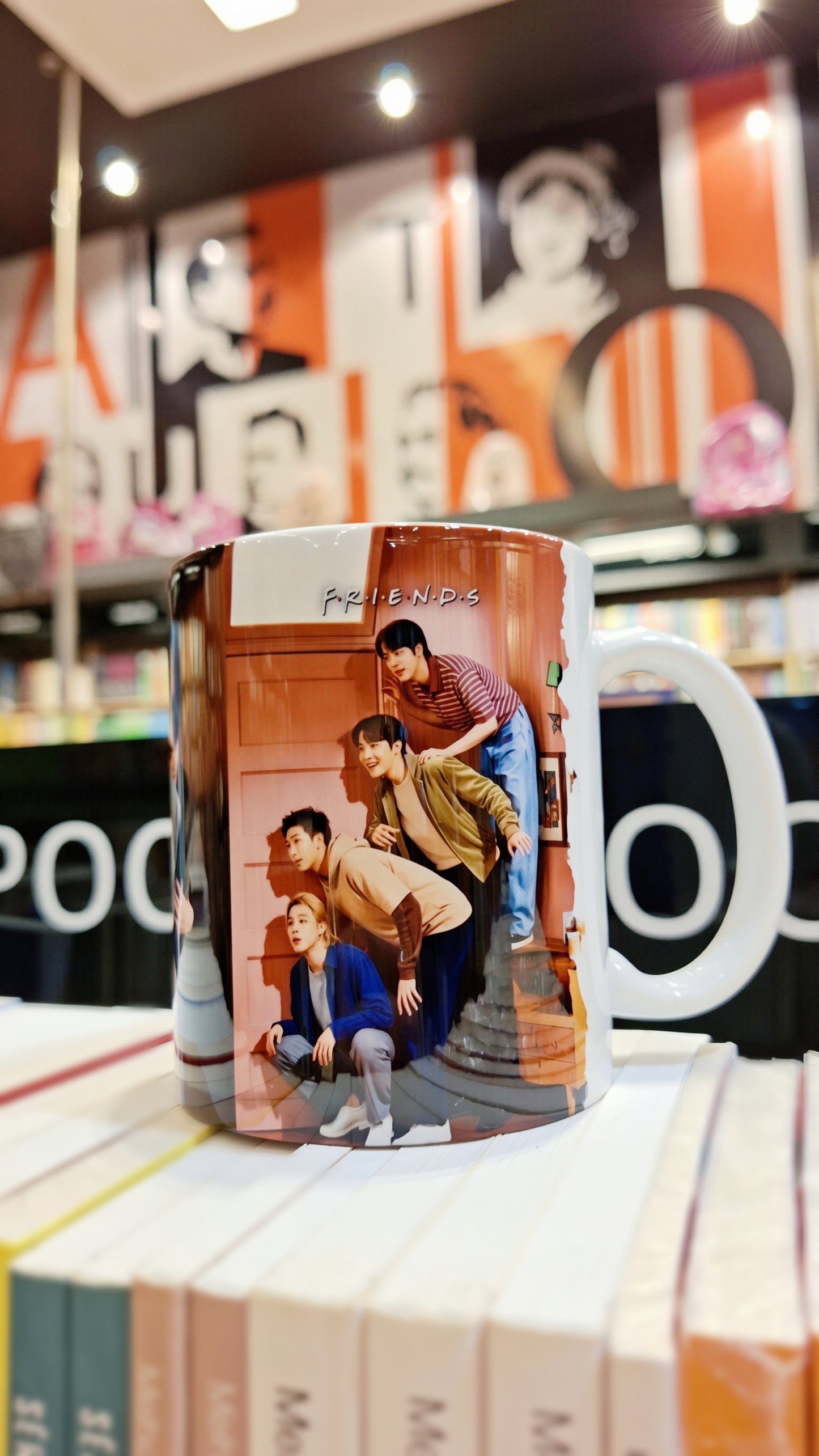 Caneca K-Pop Friends Aesthetic | Korean Pop Culture & Sitcom Vintage