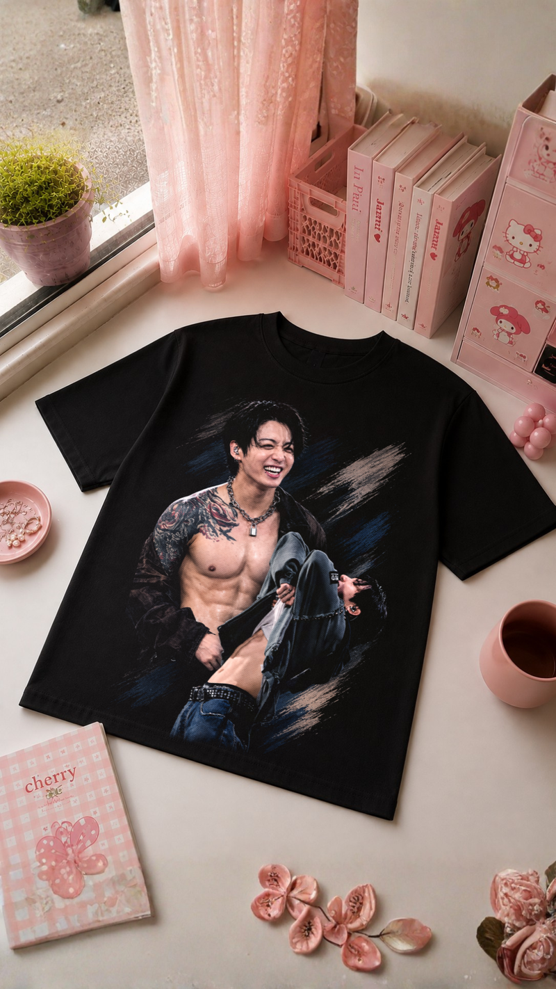 T-Shirt K-Pop JK | Camisola Preta Korean Pop Aesthetic